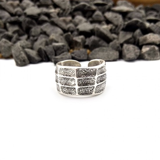 RING WITH SQUARES TEXTURED PATTERN