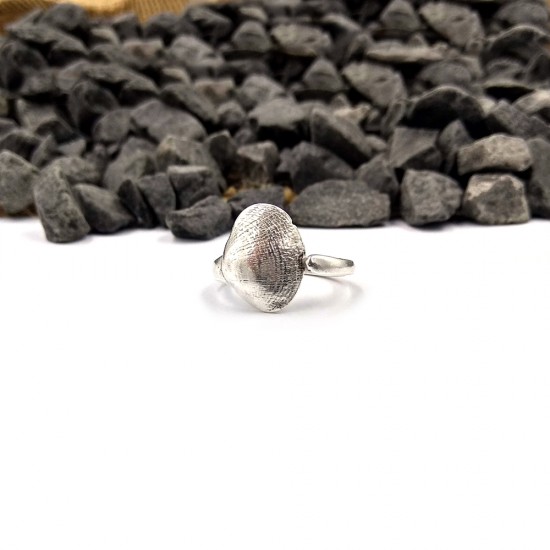 RING WITH CLAM SHELL